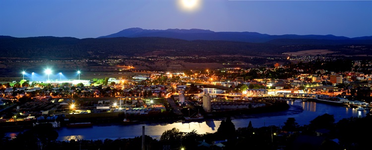 Night view of Launceston and the kanamaluka/Tamar estuary from Trevallyn